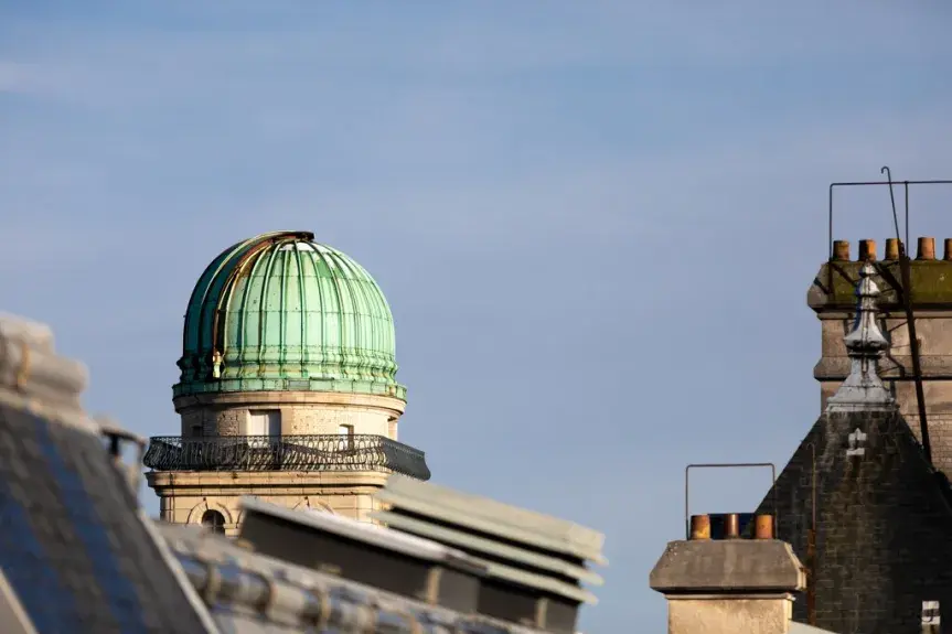 Vue de la terrasse du Panthéon (bureaux DRH, 4ème étage PTH). La coupole de l'Observatoire de la Sorbonne